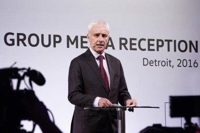 VOLKSWAGEN-CEO MATTIAS M&Uuml;LLER SPRACH LETZTEN MONAT MIT DEN REPORTERN IN DETROIT. VW HAT DIE VER&Ouml;FFENTLICHUNG DES JAHRESBERICHTS VERSCHOBEN, M&Ouml;GLICHERWEISE UM M&Uuml;LLER ZEIT ZU GEBEN, WEITERE MASSNAHMEN BEZ&Uuml;GLICH DES ABGASSKANDALS ZU ERGREIFEN. BILDQUELLE: VOLKSWAGEN