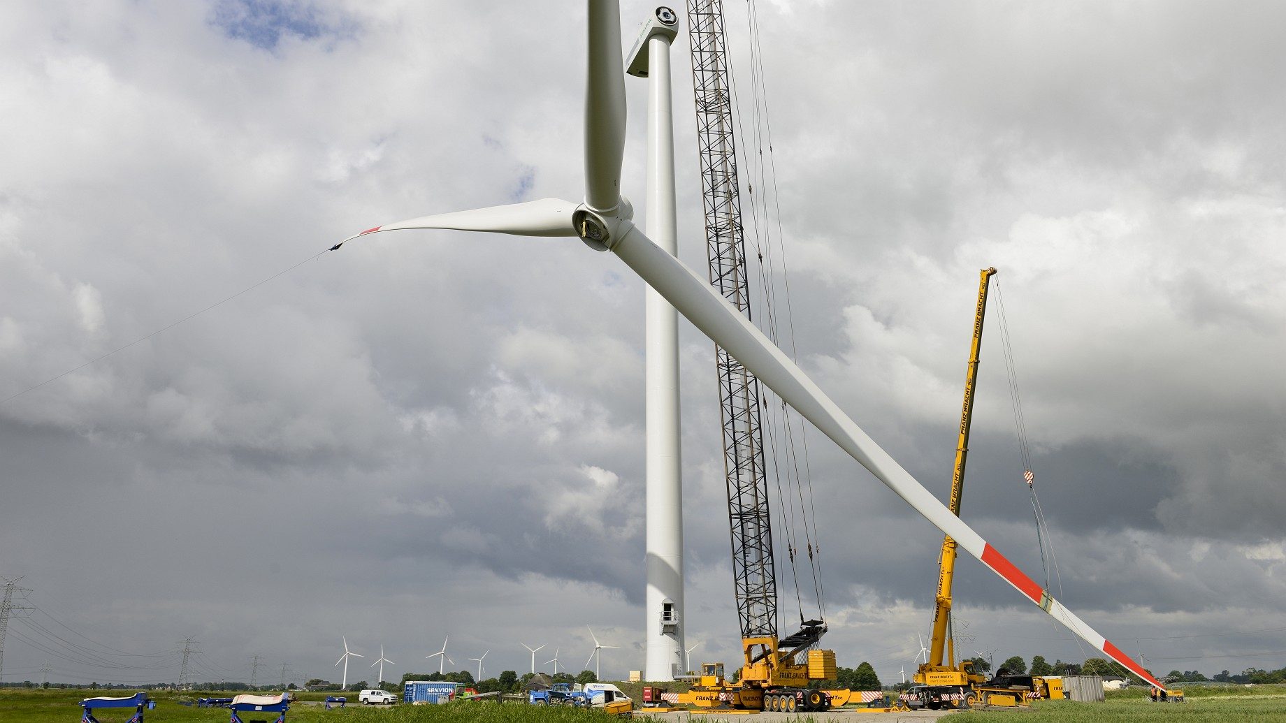 Wind turbine assembly