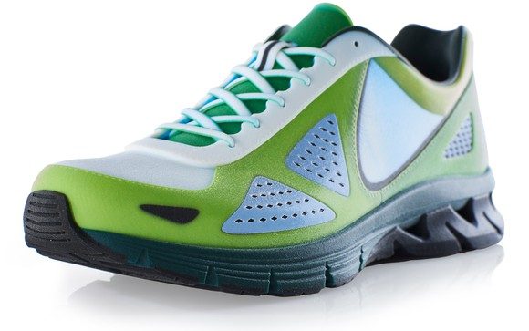 BILDQUELLE: Stratasys. Dieser detailgetreue Sportschuh wurde in Farbe, mit glatten Oberflächen und einer gummiähnlichen Sohle in einer einzigen Druckoperation mit dem neuen J750 3D-Drucker erzeugt.