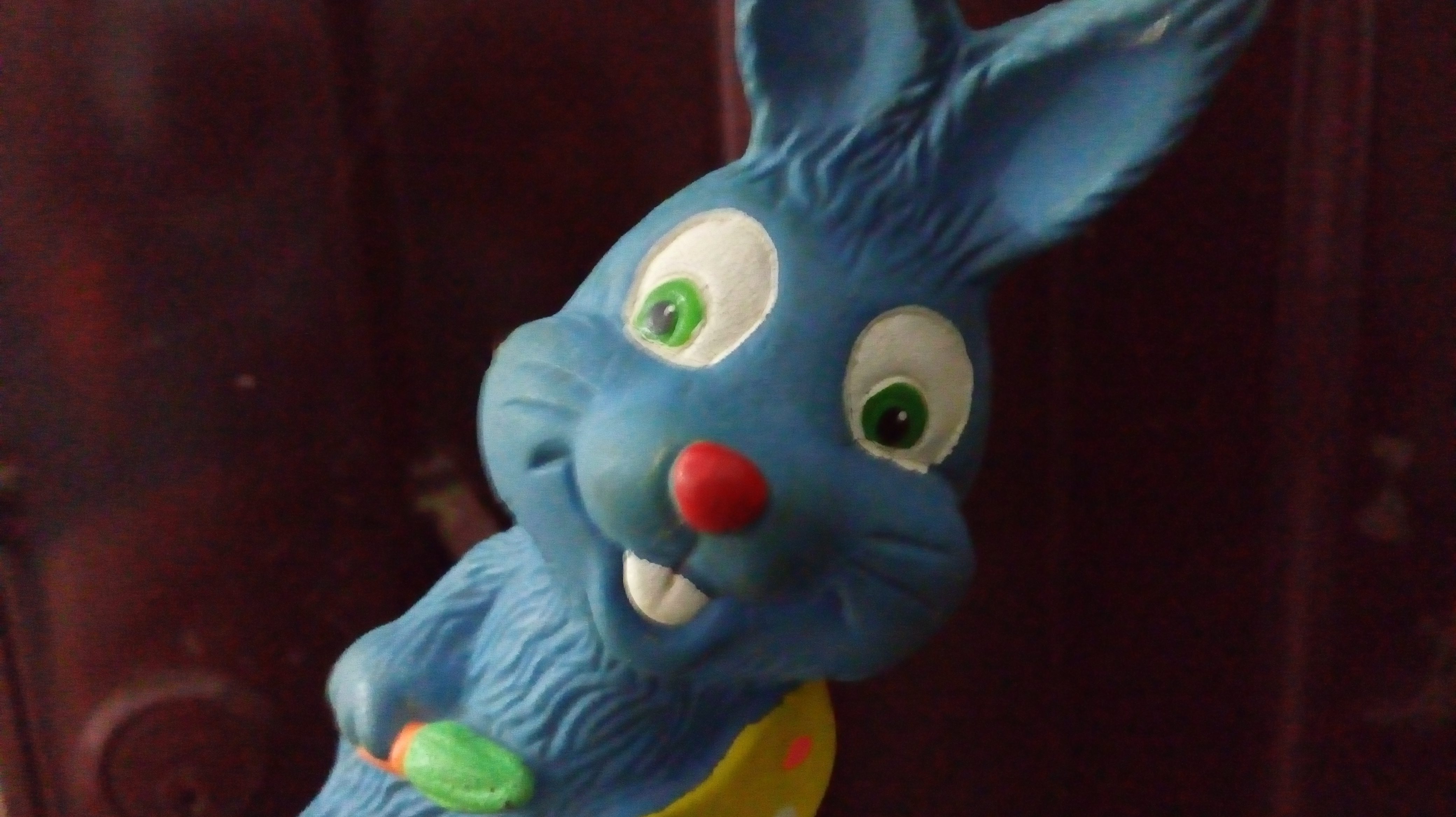 Blauer Hase mit Malpinsel