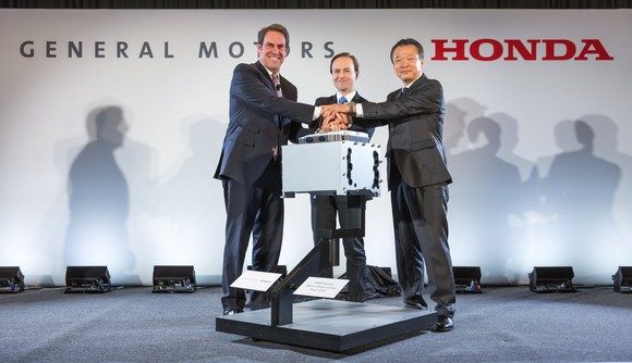 Marc Reuss (Links) Global Product Chief von General Motors und Gouverneur Brian Calley zusammen mit Toshiaki Mikoshiba von Honda Nordamerika mit einem Prototyp der kleinen Brennstoffzelle, die von den beiden Unternehmen zusammen entwickelt wurde. BILDQUELLE: General Motors