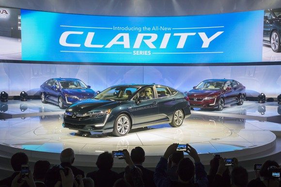Die Hondalimousine Clarity auf der Präsentation in New York. Von links: Clarity Electric, Clarity Plug-in Hybrid und Clarity Benziner. Foto: Honda Motor Co., Ltd.
