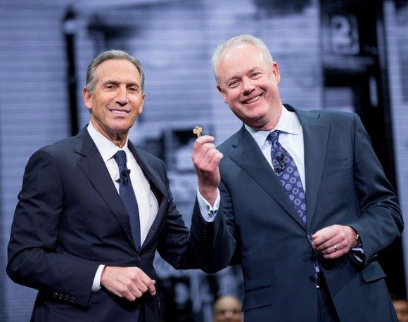 Der neue CEO KEVIN JOHNSON (rechts) mit seinem Vorgänger HOWARD SCHULTZ. Bildquelle: STARBUCKS.