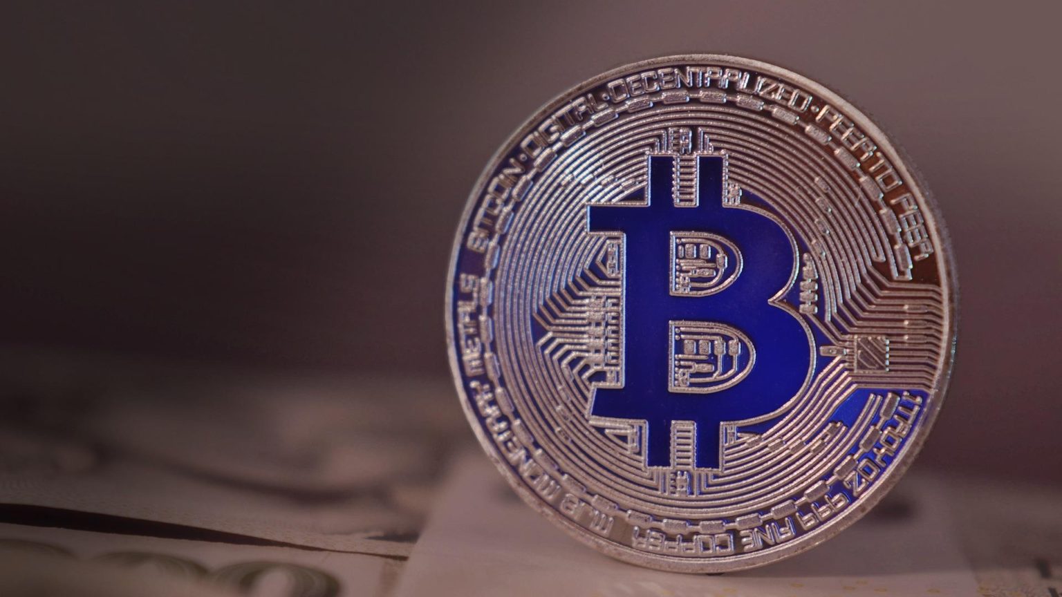Eine goldene Bitcoin-Münze mit dem Bitcoinlogo eingraviert.