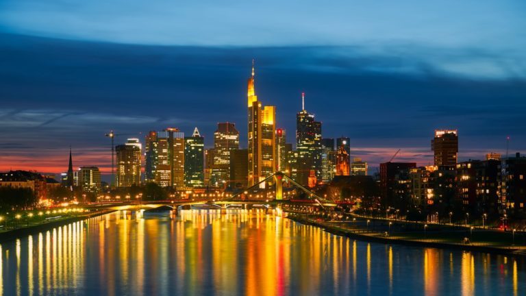 Ein Sonnenuntergang über der Metropole Frankfurt