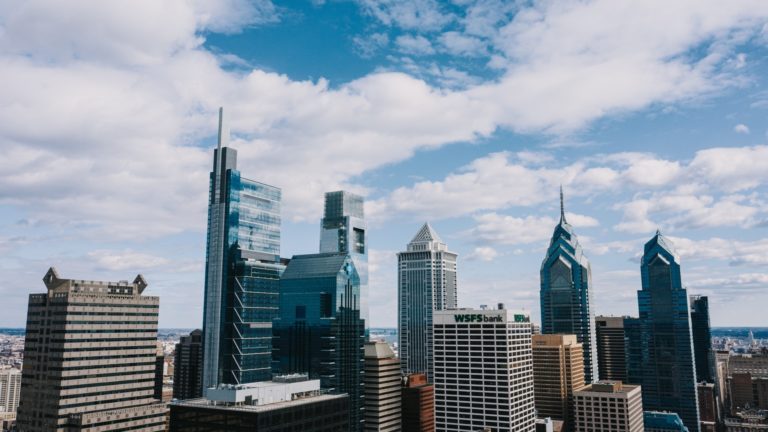 Hochhäuser und gläserne moderne Wolkenkratzer in New York