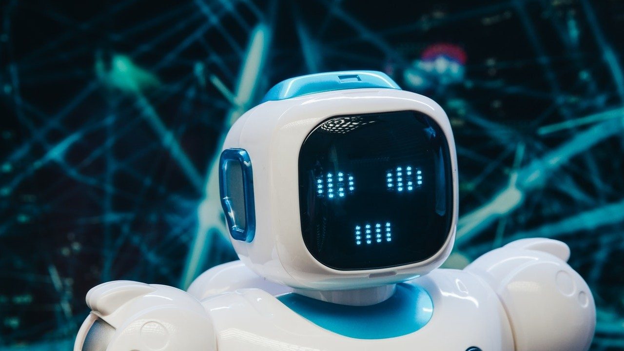 Nahaufnahme eines Spielzeug-Roboters mit Gesicht