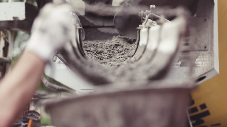 Auf einer Baustelle wird Zement abgefüllt