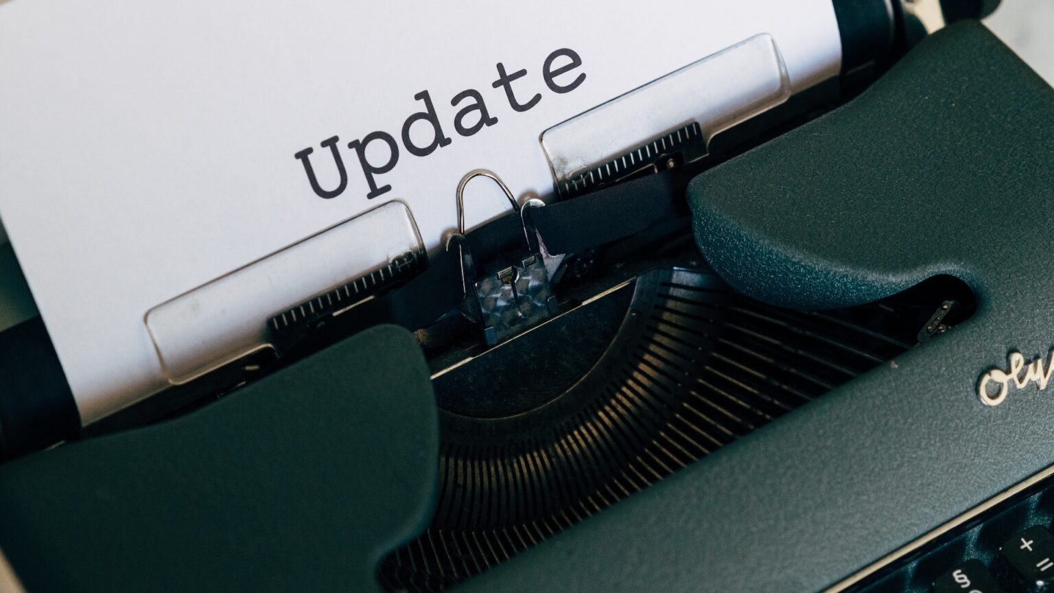 Eine Schreibmaschine tippt das Wort "Update"