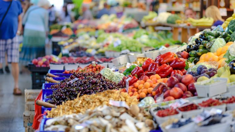 Obst- und Gemüseregal in einem Supermarkt
