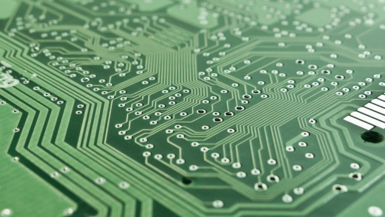 Das Bild zeigt einen Chip als Bauteil eines Computers, Prozessors.