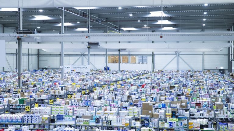 Ein großes Logistiklager der Shopapotheke mit vielen Paketen.