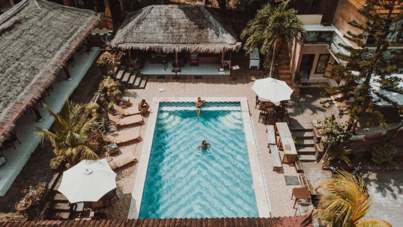 Ein Swimmingpool in einem tropischen Resort