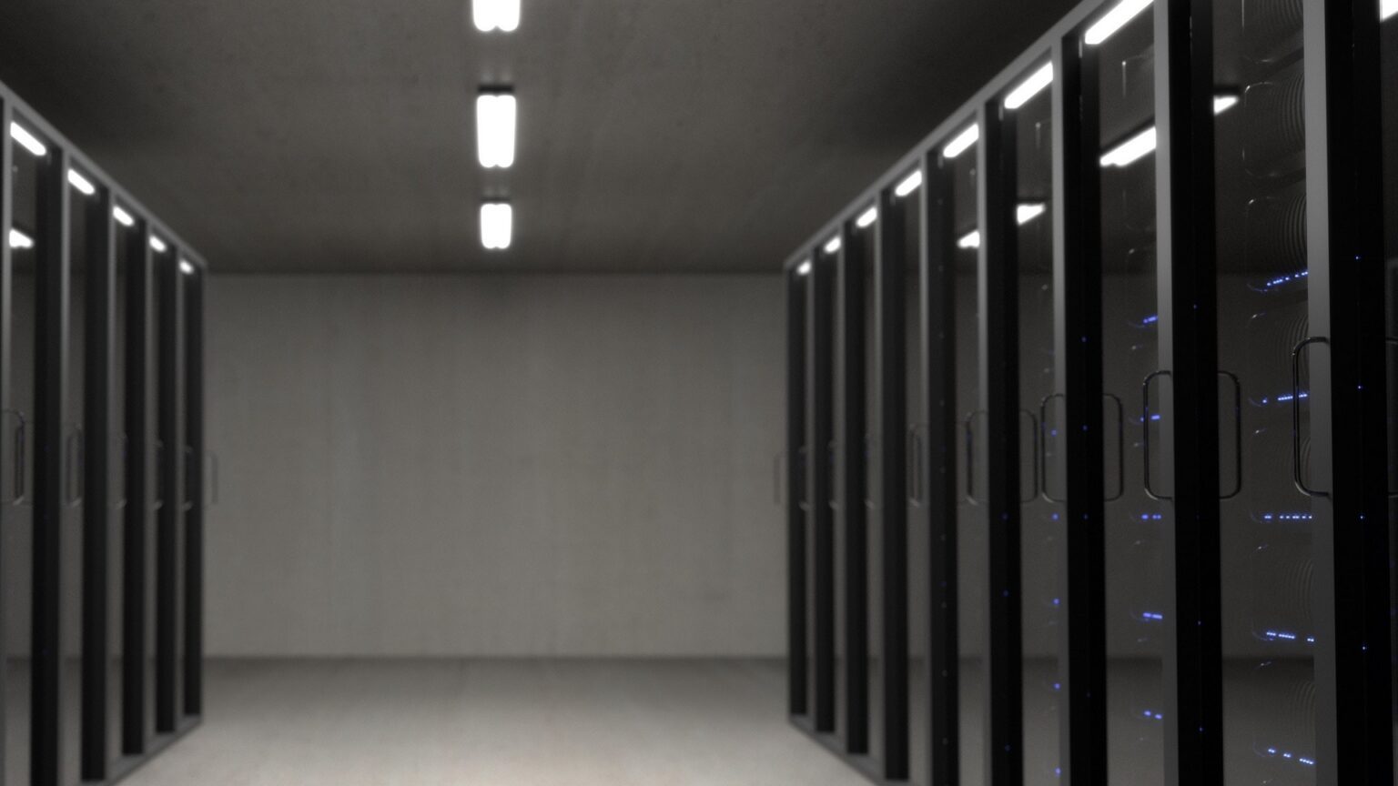 Dunkle Server in einem Rechenzentrum