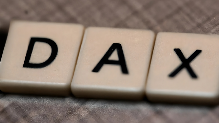 Schriftzug "DAX", buchstabiert mit Scrabble-Buchstaben in Nahaufnahme