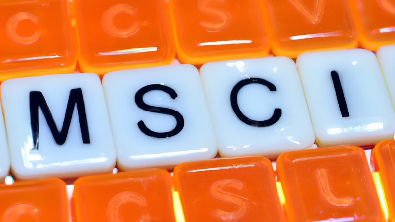 Schriftzug "MSCI" mit weißen Scrabble-Buchstaben in Nahaufnahme