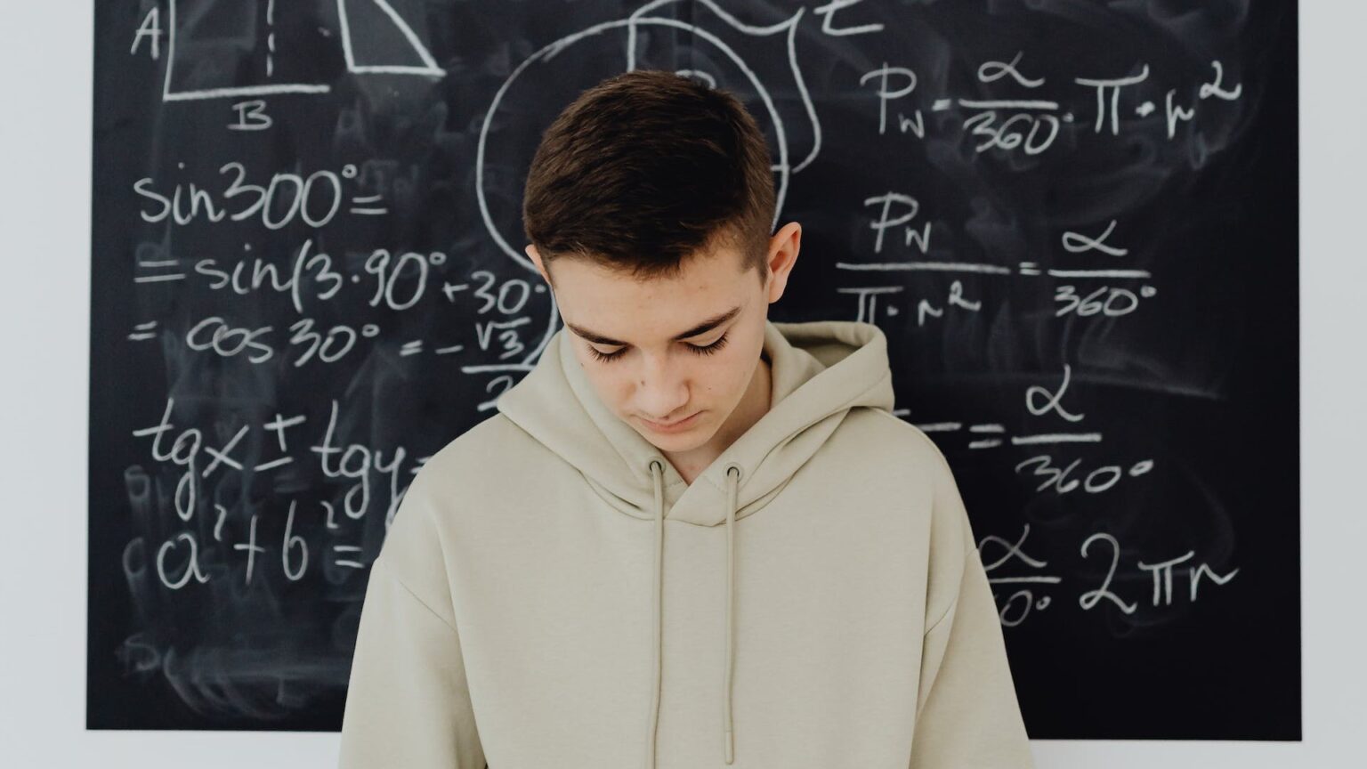 Ein Schüler hat komplizierte Formeln an die Tafel geschrieben und kehrt betrübt zurück
