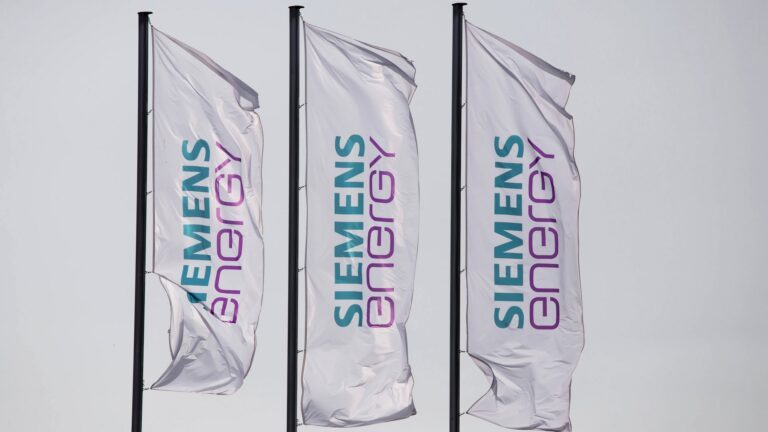 Drei Flaggen mit dem Logo von Siemens Energy
