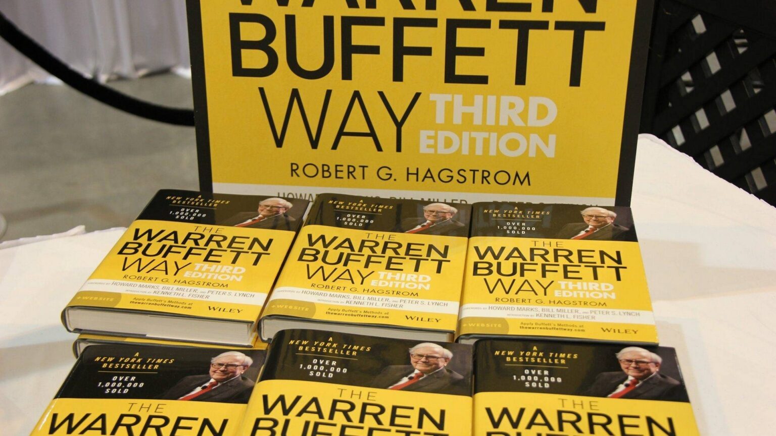 Mehrere Exemplare des Buchs "The Warren Buffett Way"